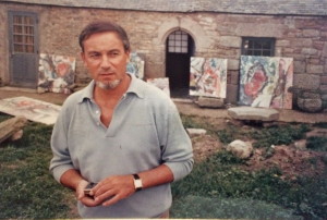 Baron-Renouard devant sa maison en Bretagne où il a séjourné tous les été pour travailler.